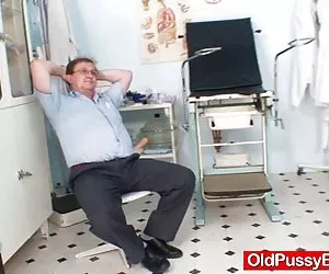 Doe rubia de ojos hace lo que ella hace mejor!