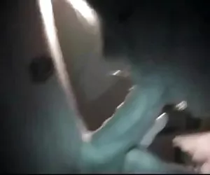 Dos mujeres cojan un joven