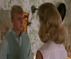 Marido cornudo compartiendo su esposa-