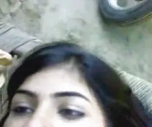 Bomba rubia masturbándose