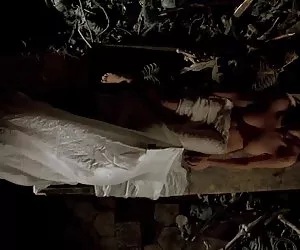 Estilo perrito joven y delgada atractiva