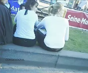 ayudando con la ropa por snahbrandy