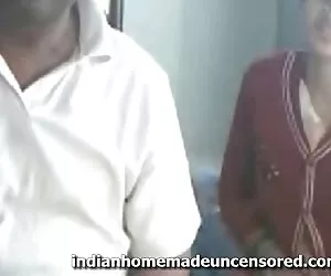 Indio y un gal asiática que se divierten - No desnudo