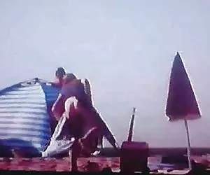 Asia Enano madura folla un tipo blanco