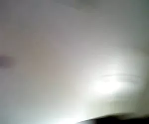 tetona enano acostó en una mesa