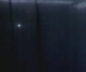 Rubia del MILF muestra hendidura y culo en el tren de lavado